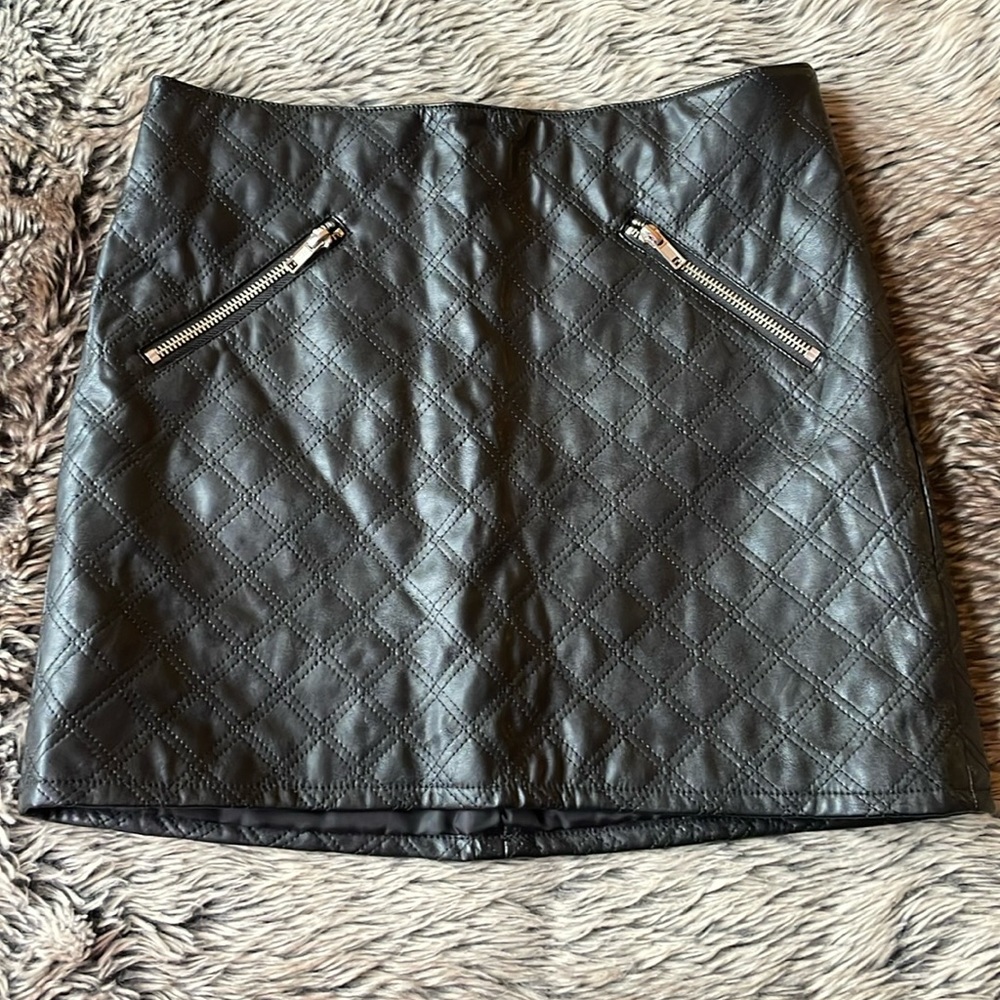 H&M black quilted mini skirt